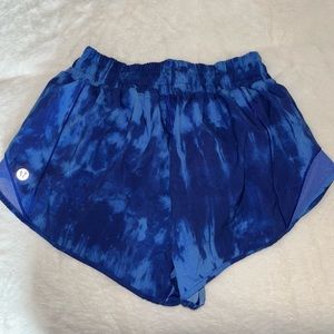 lululemon hottie hot shorts size 4–blue tie dye